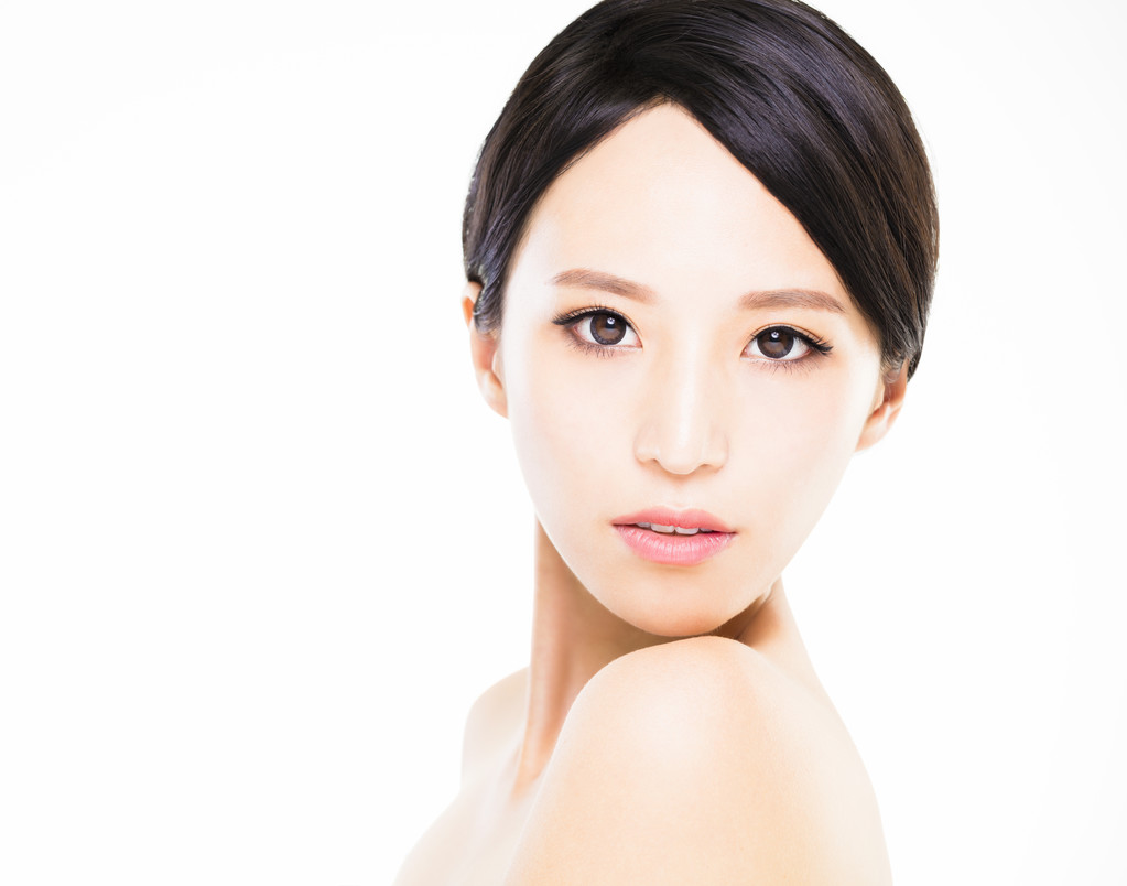 特写年轻女人脸用干净的皮肤