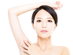  特写美丽少妇微笑面对图片