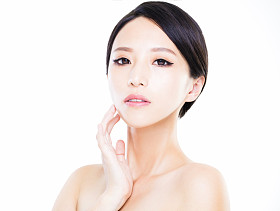 特写年轻女人脸用干净的皮肤照片