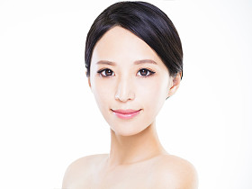 特写年轻女人脸用干净的皮肤照片