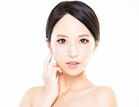 特写年轻女人脸用干净的皮肤