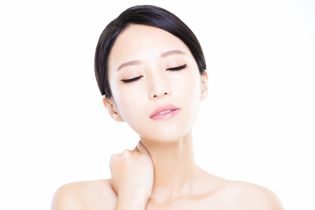 特写年轻女人脸用干净的皮肤