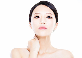 特写年轻女人脸用干净的皮肤