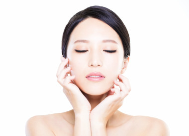 特写年轻女人脸用干净的皮肤图片