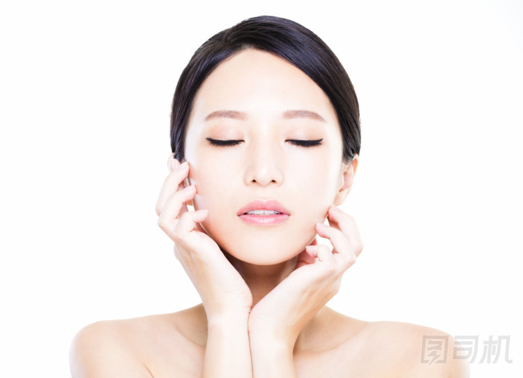 特寫年輕女人臉用干凈的皮膚圖片
