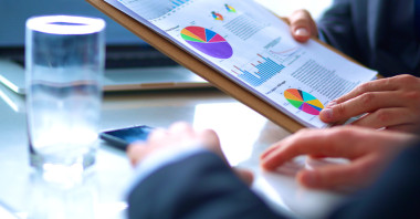 坐在辦公室桌上的商人