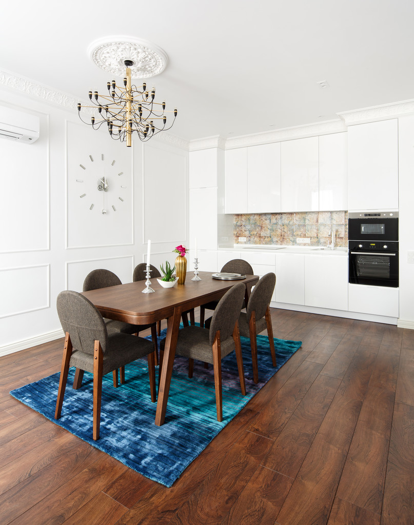 大厨房的公寓与白色的墙壁,在现代的万科 大厨房的公寓与白色的墙壁,在现代的万科