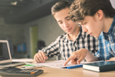 商人討論建設(shè)項目圖片