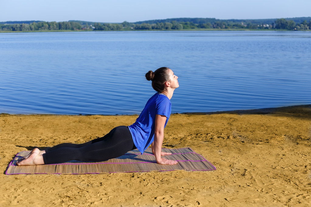 女人练习瑜伽图片