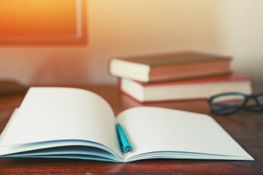 筆記本與筆和書圖片