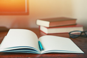 笔记本与笔和书图片