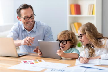 有孩子看平板电脑的男人照片