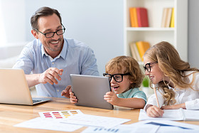有孩子看平板电脑的男人照片