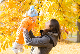 母亲和她蹒跚学步的儿子