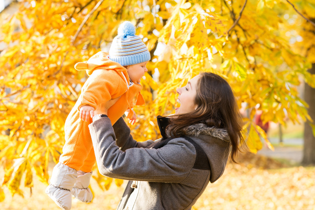 母亲和她蹒跚学步的儿子