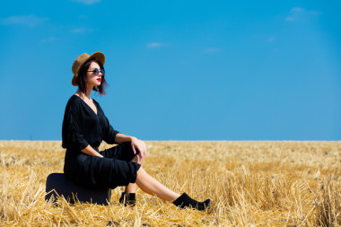 年輕女子帶著手提箱