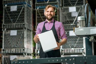 包裝線上的包裝機(jī)圖片