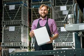 包装线上的包装机图片