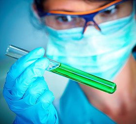 科学家在实验室的试管中