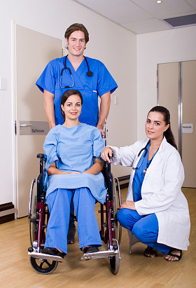 医生护士和病人在医院病房图片