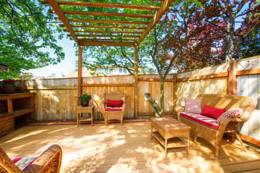 后院甲板，帶柳條家具和佩戈拉