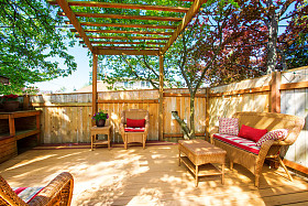 后院甲板，带柳条家具和佩戈拉