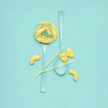 美味的意大利晚餐。在午餐时间用生意大利面提供叉子和勺子的创造性静生活