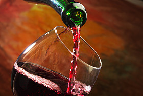 被注入到酒杯红酒
