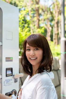 女人买饮料自动贩卖机图片