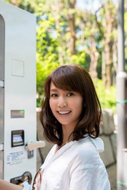 女人买饮料自动贩卖机图片