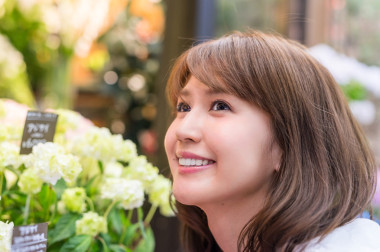 女人享受美麗花兒的芬芳
