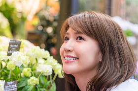 女人享受美丽花儿的芬芳