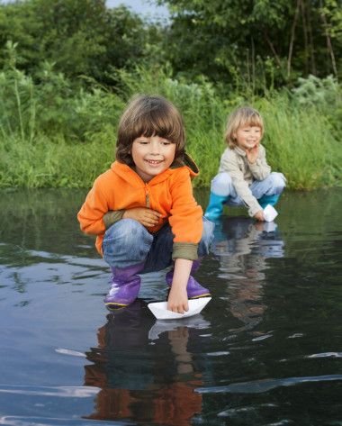 三個男孩在水坑里玩圖片