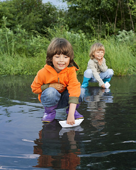 三个男孩在水坑里玩图片
