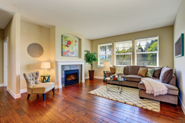 舒适的客厅，带壁炉、米色墙壁和硬木地板