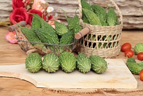 苦瓜和片上木背景