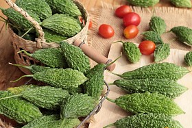 苦瓜和片上木背景图片