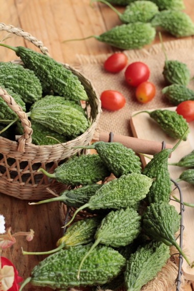 苦瓜和片上木背景圖片