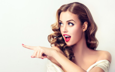 指着旁边的女孩 图片