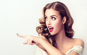 指着旁边的女孩 图片