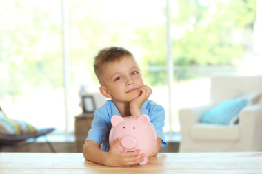 存钱罐的男孩图片