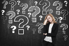 黑板附近的有压力的女人图片