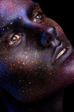 在他的眼睛看起來更加生動發(fā)光霓虹燈化妝