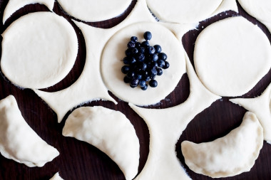 流程建模與櫻桃烏克蘭餃子.照片