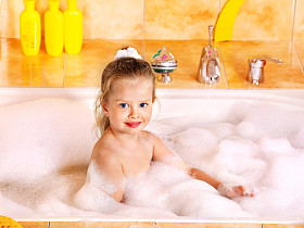 儿童洗泡泡浴 
