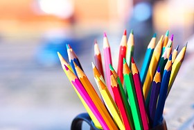 玻璃杯中彩色铅笔