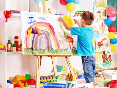 兒童繪畫在畫架.照片