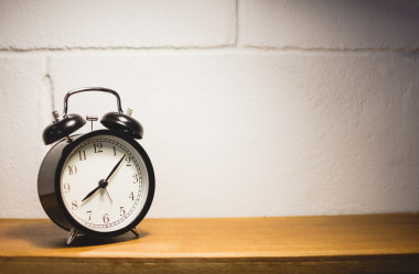 在模糊的浴室背景的白色毛巾圖片