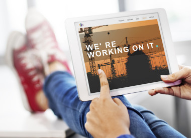 數(shù)字平板在手中的人