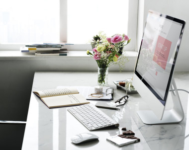 計(jì)算機(jī)、 花和雜志概念圖片